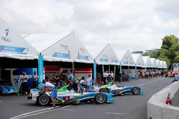 2014/2015 FIA Formula E Championship.
London e-Prix, Battersea Park, London, UK.
Saturday 27 June 2015.
Jarno Trulli (ITA)/Trulli Racing - Spark-Renault SRT_01E and Alex Fontana (SUI)/Trulli Racing - Spark-Renault SRT_01E get pushed back into their garages.
World Copyright: Steven Tee/LAT Photographic/Formula E.
ref: Digital Image _L4R9451
