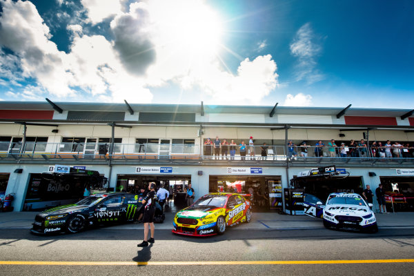 2017 Supercars Championship Round 7.
Townsville 400, Reid Park, Townsville, Queensland, Australia.
Friday 7th July to Sunday 9th July 2017.
Cameron Waters driver of the #6 Monster Energy Ford Falcon FGX, Chaz Mostert driver of the #55 Supercheap Auto Racing Ford Falcon FGX, Jason Bright driver of the #56 MEGA Racing Ford Falcon FG-X.
World Copyright: Daniel Kalisz/ LAT Images
Ref: Digital Image 090717_VASCR7_DKIMG_5434.NEF 2017 Supercars Championship Round 7.
Townsville 400, Reid Park, Townsville, Queensland, Australia.
Friday 7th July to Sunday 9th July 2017.
Cameron Waters driver of the #6 Monster Energy Ford Falcon FGX, Chaz Mostert driver of the #55 Supercheap Auto Racing Ford Falcon FGX, Jason Bright driver of the #56 MEGA Racing Ford Falcon FG-X.
World Copyright: Daniel Kalisz/ LAT Images
Ref: Digital Image 090717_VASCR7_DKIMG_5434.NEF