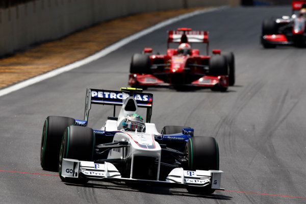 Interlagos, Sao Paulo, Brazil.
18th October 2009.
Nick Heidfeld, BMW Sauber F1
09, retired, leads Giancarlo Fisichella, Ferrari F60, 11th position, and Lewis Hamilton, McLaren MP4-24 Mercedes. 3rd position. Action. 
World Copyright: Andrew Ferraro/LAT Photographic
ref: Digital Image _H0Y7925