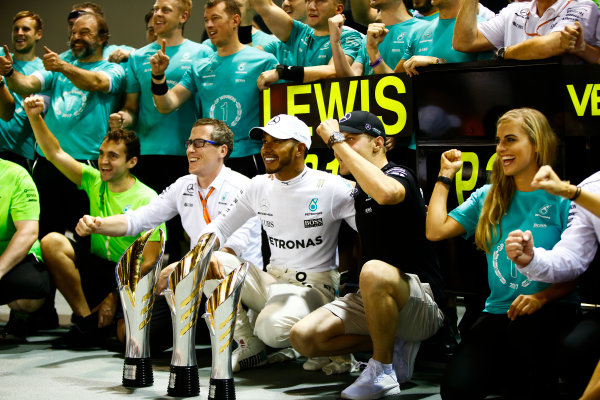 Marina Bay Circuit, Marina Bay, Singapore.
Sunday 17 September 2017.
Lewis Hamilton, Mercedes AMG, 1st Position, Valtteri Bottas, Mercedes AMG, 3rd Position, and the Mercedes team celebrate.
World Copyright: Andy Hone/LAT Images
ref: Digital Image _ONZ8156 Marina Bay Circuit, Marina Bay, Singapore.
Sunday 17 September 2017.
Lewis Hamilton, Mercedes AMG, 1st Position, Valtteri Bottas, Mercedes AMG, 3rd Position, and the Mercedes team celebrate.
World Copyright: Andy Hone/LAT Images
ref: Digital Image _ONZ8156
