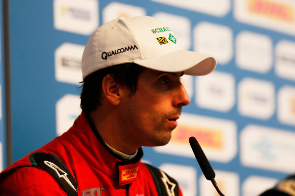2014/2015 FIA Formula E Championship.
Berlin ePrix, Berlin Tempelhof Airport, Germany.
Saturday 23 May 2015
Lucas di Grassi (BRA)/Audi Abt Sport - Spark-Renault SRT_01E.
Photo: Zak Mauger/LAT/Formula E
ref: Digital Image _L0U9746
2014/2015 FIA Formula E Championship.
Berlin ePrix, Berlin Tempelhof Airport, Germany.
Saturday 23 May 2015
Lucas di Grassi (BRA)/Audi Abt Sport - Spark-Renault SRT_01E.
Photo: Zak Mauger/LAT/Formula E
ref: Digital Image _L0U9746