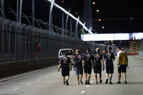 Marina Bay Circuit, Singapore.
Thursday 19th September 2013.
Sebastian Vettel, Red Bull Racing walks the track with his team.
World Copyright: Andy Hone/LAT Photographic.
ref: Digital Image HONZ0657 Marina Bay Circuit, Singapore.
Thursday 19th September 2013.
Sebastian Vettel, Red Bull Racing walks the track with his team.
World Copyright: Andy Hone/LAT Photographic.
ref: Digital Image HONZ0657