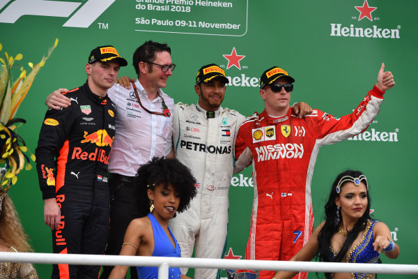 (L až R): Max Verstappen, Red Bull Racing, Andy Shovlin, hlavný inžinier Mercedes-AMG F1, Lewis Hamilton, Mercedes AMG F1 a Kimi Raikkonen, Ferrari oslavujú na pódiu s dievÄatami samby