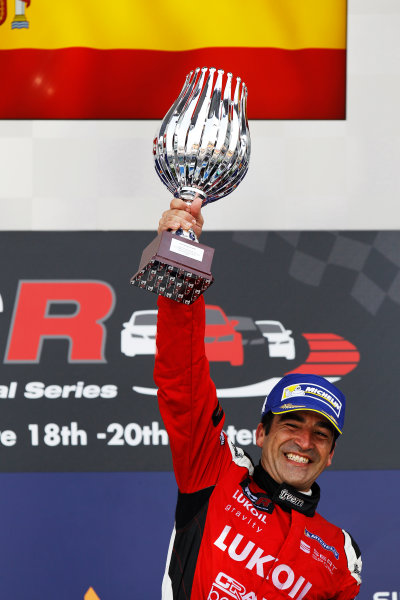 2015 TCR International Series Round 9.
Marina Bay Circuit, Singapore.
Sunday 20 September 2015.
Jordi Gene, No.88 Team Craft-Bamboo LUKOIL, lifts his trophy on the podium.
World Copyright: Sam Bloxham/LAT Photographic.
ref: Digital Image _G7C4003 2015 TCR International Series Round 9.
Marina Bay Circuit, Singapore.
Sunday 20 September 2015.
Jordi Gene, No.88 Team Craft-Bamboo LUKOIL, lifts his trophy on the podium.
World Copyright: Sam Bloxham/LAT Photographic.
ref: Digital Image _G7C4003