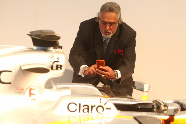 Force India VJM10 Formula 1 Launch.
Silverstone, UK.
Wednesday 22 February 2017.
Vijay Mallya, Team Principal and Managing Director, Force India, takes a picture of the VJM10.
World Copyright: Hoyer/Ebrey/LAT Images
Ref: MDH38411