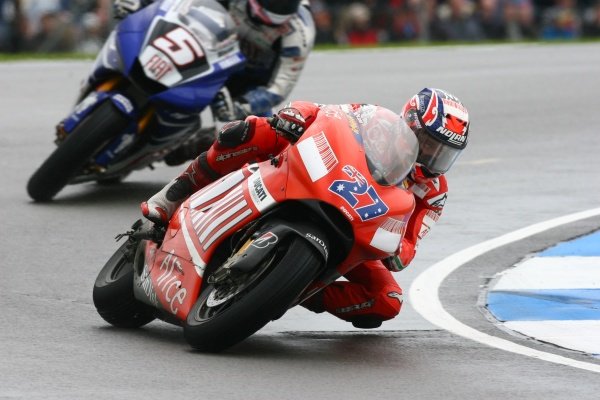 2007 Moto GP British Grand Prix.
Donington Park, England.
22nd-24th June 2007.
Casey Stoner (Ducati Marlboro Team, Ducati Desmosedici GP7)  leads the race from Colin Edwards (FIAT Yamaha Team, Yamaha YZR-M1) action.
World Copyright: Kevin Wood/LAT Photographic
ref: Digital Image IMG_6259