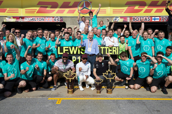 Circuit Gilles Villeneuve, Montreal, Canada.
Sunday 11 June 2017.
Lewis Hamilton, Mercedes AMG, 1st Position, Valtteri Bottas, Mercedes AMG, 2nd Position, and the Mercedes team celebrate victory.
World Copyright: Steve Etherington/LAT Images
ref: Digital Imagee SNE18650