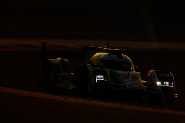 2015 FIA World Endurance Championship
Bahrain 6-Hours
Bahrain International Circuit, Bahrain
Saturday 21 November 2015.
Marcel F?ssler, Andr? Lotterer, Beno?t Tr?luyer (#7 LMP1 Audi Sport Team Joest Audi R18 e-tron quattro).
World Copyright: Alastair Staley/LAT Photographic
ref: Digital Image _79P1228