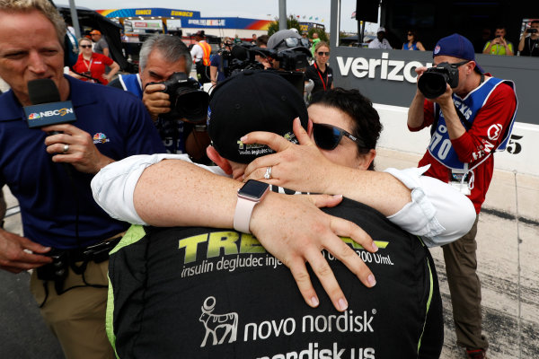 Verizon IndyCar Series
Rainguard Water Sealers 600
Texas Motor Speedway, Ft. Worth, TX USA
Friday 9 June 2017
Verizon P1 Pole Award winner Charlie Kimball is congratulated by wife Kathleen
World Copyright: Michael L. Levitt
LAT Images