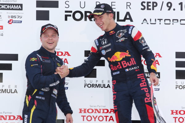 2017 Japanese Super Formula.
Autopolis, Japan. 8th - 9th September 2017. Rd 5.
Winner Pierre Gasly ( #15 TEAM MUGEN SF14 ) 2nd position Felix Rosenqvist ( #7 SUNOCO TEAM LEMANS SF14 ) podium portrait
World Copyright: Masahide Kamio / LAT Images
2017_SF_Rd5_006