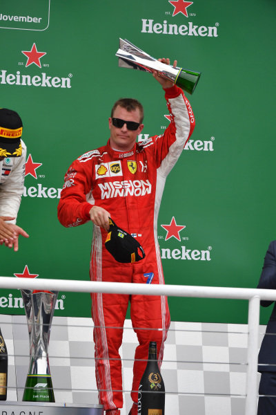 Kimi Raikkonen, Ferrari oslavuje na pódiu s trofejou