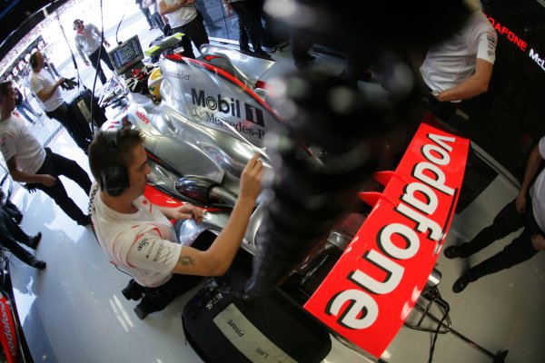 2007 Italian Grand Prix - Friday Practice
Autodromo di Monza, Monza, Italy.
7th September 2007.
The McLaren team work on the car of Lewis Hamilton, McLaren MP4-22 Mercedes. Technical. Portrait. Helmets. 
World Copyright: Steven Tee/LAT Photographic
ref: Digital Image YY2Z8254