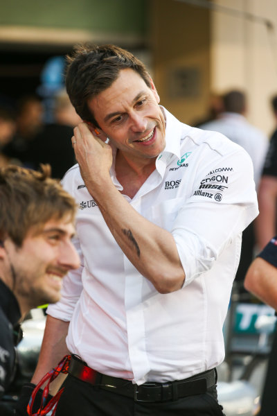 Yas Marina Circuit, Abu Dhabi, United Arab Emirates.
Thursday 23 November 2017.
Toto Wolff, Executive Director (Business), Mercedes AMG, joins in with the practice pitstops.
World Copyright: Charles Coates/LAT Images 
ref: Digital Image AN7T0229