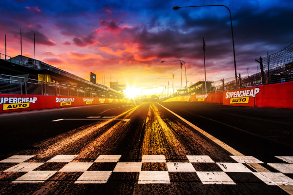 2017 Supercars Championship Round 11. 
Bathurst 1000, Mount Panorama, New South Wales, Australia.
Tuesday 3rd October to Sunday 8th October 2017.
Finish line.
World Copyright: Daniel Kalisz/LAT Images
Ref: Digital Image 031017_VASCR11_DKIMG_0114.jpg