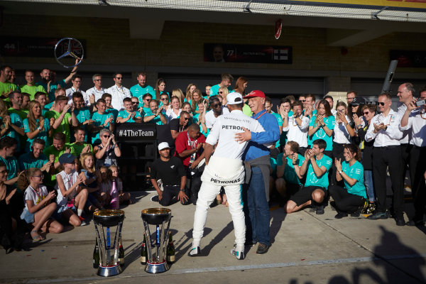 Circuit of the Americas, Austin, Texas, United States of America.
Sunday 22 October 2017.
Lewis Hamilton, Mercedes AMG, 1st Position, and the Mercedes team celebrate victory in the race and the Constructors Championship.
World Copyright: Steve Etherington/LAT Images
ref: Digital Image SNE19863 Circuit of the Americas, Austin, Texas, United States of America.
Sunday 22 October 2017.
Lewis Hamilton, Mercedes AMG, 1st Position, and the Mercedes team celebrate victory in the race and the Constructors Championship.
World Copyright: Steve Etherington/LAT Images
ref: Digital Image SNE19863