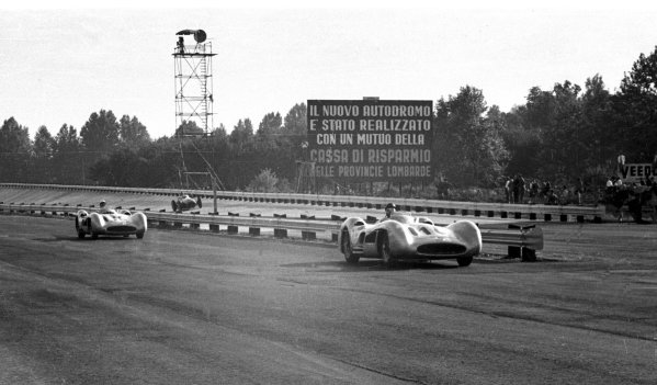 1955 Italian Grand Prix.
Monza, Italy. 9-11 September 1955.
Winner Juan Manuel Fangio leads Stirling Moss (both stream-lined Mercedes-Benz W196) in front of the banking. Fangio finished in 1st position.
World Copyright - LAT Photographic
Ref: 338#6