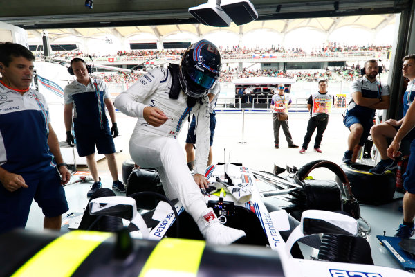 Sepang International Circuit, Sepang, Malaysia.
Saturday 30 September 2017.
Lance Stroll, Williams Martini Racing, enters his cockpit in the team’s garage.
World Copyright: Glenn Dunbar/LAT Images 
ref: Digital Image _X4I0319