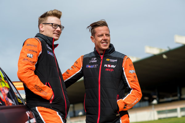 2017 Supercars Championship Round 10.
Sandown 500, Sandown Raceway, Springvale, Victoria, Australia.
Thursday 14th September to Sunday 17th September 2017.
Jack Perkins, Walkinshaw Racing, James Courtney, Walkinshaw Racing.
World Copyright: Daniel Kalisz/LAT Images
Ref: Digital Image 140917_VASCR10_DKIMG_0426.jpg 2017 Supercars Championship Round 10.
Sandown 500, Sandown Raceway, Springvale, Victoria, Australia.
Thursday 14th September to Sunday 17th September 2017.
Jack Perkins, Walkinshaw Racing, James Courtney, Walkinshaw Racing.
World Copyright: Daniel Kalisz/LAT Images
Ref: Digital Image 140917_VASCR10_DKIMG_0426.jpg