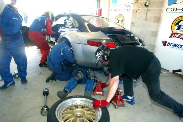 Mechanics work on the Cirtek Motorsport Porsche 911 GT3-RS of David Brabham (AUS) / Allan Grice (AUS) / Vic Rice (USA) / Darren Palmer (AUS) after a crash.
Bathurst 24 Hours, Mt Panorama, Australia, 16-17 November 2002.
DIGITAL IMAGE.