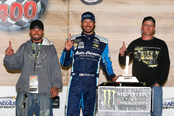 Monster Energy NASCAR Cup Series
Go Bowling 400
Kansas Speedway, Kansas City, KS USA
Sunday 14 May 2017
Martin Truex Jr, Furniture Row Racing, Auto-Owners Insurance Toyota Camry celebrates in victory lane
World Copyright: Russell LaBounty
LAT Images
ref: Digital Image 17KAN1rl_7948 Monster Energy NASCAR Cup Series
Go Bowling 400
Kansas Speedway, Kansas City, KS USA
Sunday 14 May 2017
Martin Truex Jr, Furniture Row Racing, Auto-Owners Insurance Toyota Camry celebrates in victory lane
World Copyright: Russell LaBounty
LAT Images
ref: Digital Image 17KAN1rl_7948