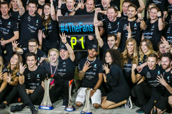 Yas Marina Circuit, Abu Dhabi, United Arab Emirates.
Sunday 26 November 2017.
Valtteri Bottas, Mercedes AMG, 1st Position, Lewis Hamilton, Mercedes AMG, 2nd Position, family, friends and the Mercedes team celebrate victory.
World Copyright: Charles Coates/LAT Images 
ref: Digital Image AN7T2734