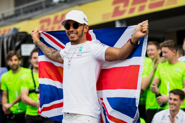 Autodromo Hermanos Rodriguez, Mexico City, Mexico.
Sunday 29 October 2017.
Lewis Hamilton, Mercedes AMG, celebrates his 4th world title along with his team, friends and family, and displays the Union flag.
World Copyright: Zak Mauger/LAT Images
ref: Digital Image _31I8133 Autodromo Hermanos Rodriguez, Mexico City, Mexico.
Sunday 29 October 2017.
Lewis Hamilton, Mercedes AMG, celebrates his 4th world title along with his team, friends and family, and displays the Union flag.
World Copyright: Zak Mauger/LAT Images
ref: Digital Image _31I8133
