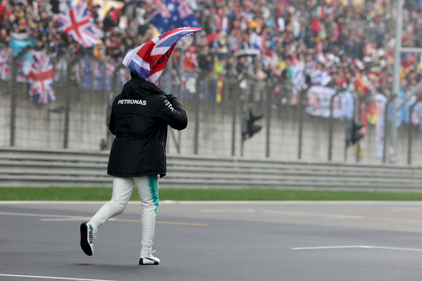 Shanghai International Circuit, Shanghai, China. Friday 07 April 2017.
Lewis Hamilton, Mercedes AMG, takes to the track to entertain the fans and picks up a Union Flag.
World Copyright: Charles Coates/LAT Images
ref: Digital Image AN7T4866 Shanghai International Circuit, Shanghai, China. Friday 07 April 2017.
Lewis Hamilton, Mercedes AMG, takes to the track to entertain the fans and picks up a Union Flag.
World Copyright: Charles Coates/LAT Images
ref: Digital Image AN7T4866