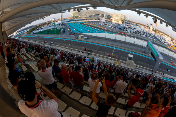 Yas Marina Circuit, Abu Dhabi, United Arab Emirates.
Sunday 29 November 2015.
Daniel Ricciardo, Red Bull Racing RB11 Renault, leads Max Verstappen, Toro Rosso STR10 Renault.
World Copyright: Zak Mauger/LAT Photographic
ref: Digital Image _L0U8258 Yas Marina Circuit, Abu Dhabi, United Arab Emirates.
Sunday 29 November 2015.
Daniel Ricciardo, Red Bull Racing RB11 Renault, leads Max Verstappen, Toro Rosso STR10 Renault.
World Copyright: Zak Mauger/LAT Photographic
ref: Digital Image _L0U8258