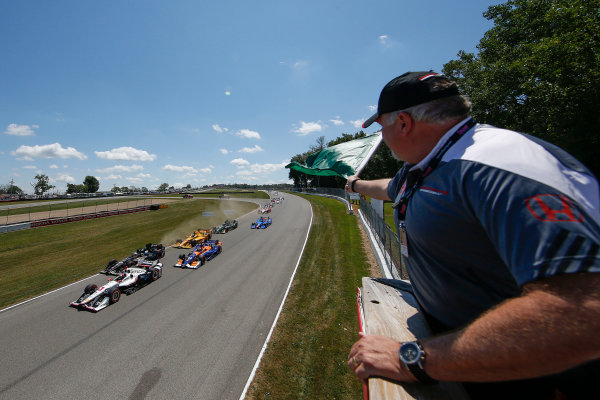 31 July - 2 August, 2015, Lexington, Ohio, USA
Honda Executive Vice President of Sales  John Mendel waves the green flag at the start as Helio Castroneves runs Josef Newgarden into the grass
© 2015, Michael L. Levitt
LAT Photo USA
