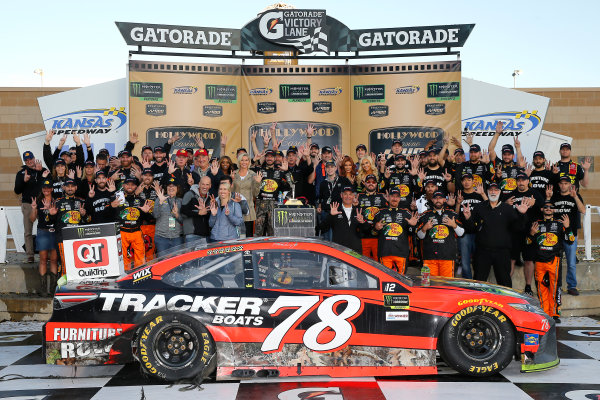 Monster Energy NASCAR Cup Series
Hollywood Casino 400
Kansas Speedway, Kansas City, KS USA
Sunday 22 October 2017
Martin Truex Jr, Furniture Row Racing, Bass Pro Shops / Tracker Boats Toyota Camry celebrates in victory lane 
World Copyright: Russell LaBounty
LAT Images