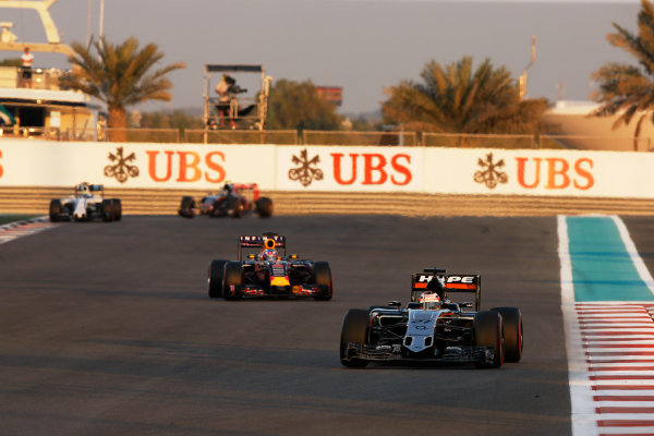 Yas Marina Circuit, Abu Dhabi, United Arab Emirates.
Sunday 29 November 2015.
Nico Hulkenberg, Force India VJM08 Mercedes, leads Daniel Ricciardo, Red Bull Racing RB11 Renault.
World Copyright: Charles Coates/LAT Photographic
ref: Digital Image _J5R4134