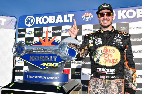 2017 Monster Energy NASCAR Cup Series - Kobalt 400
Las Vegas Motor Speedway - Las Vegas, NV USA
Sunday 12 March 2017
Martin Truex Jr, Bass Pro Shops/TRACKER BOATS Toyota Camry celebrates his win in Victory Lane
World Copyright: Nigel Kinrade/LAT Images
ref: Digital Image 17LAS1nk07873