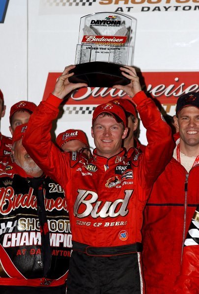 Race winner Dale Earnhardt Jr (USA) Budweiser Chevrolet celebrates his exhibition race victory on the podium.
Budweiser Shootout, Daytona International Speedway, Florida, USA, 8 February 2003.
DIGITAL IMAGE
Race winner Dale Earnhardt Jr (USA) Budweiser Chevrolet celebrates his exhibition race victory on the podium.
Budweiser Shootout, Daytona International Speedway, Florida, USA, 8 February 2003.
DIGITAL IMAGE