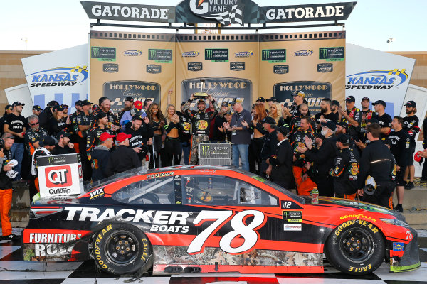 Monster Energy NASCAR Cup Series
Hollywood Casino 400
Kansas Speedway, Kansas City, KS USA
Sunday 22 October 2017
Martin Truex Jr, Furniture Row Racing, Bass Pro Shops / Tracker Boats Toyota Camry celebrates in victory lane 
World Copyright: Russell LaBounty
LAT Images