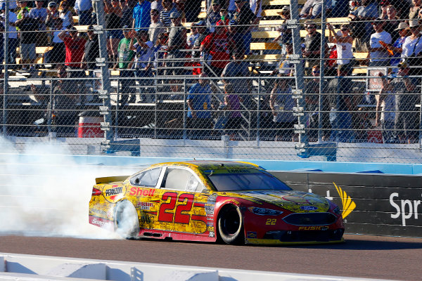 11-13 November, 2016, Avondale, Arizona USA
Joey Logano celebrates his win with a burnout
?2016, Russell LaBounty
LAT Photo USA
11-13 November, 2016, Avondale, Arizona USA
Joey Logano celebrates his win with a burnout
?2016, Russell LaBounty
LAT Photo USA
