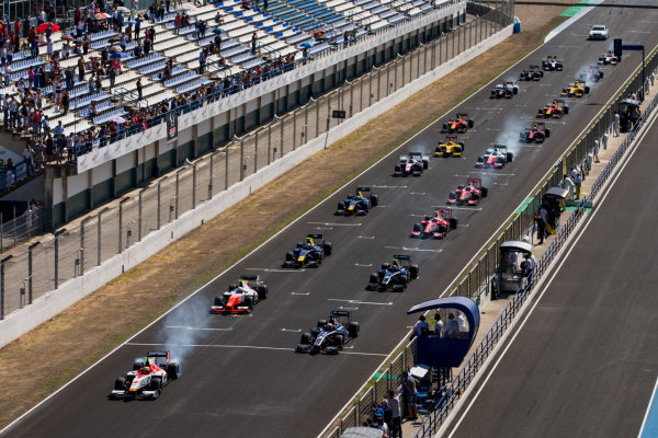 2017 FIA Formula 2 Round 10.
Circuito de Jerez, Jerez, Spain.
Sunday 8 October 2017.
Alex Palou (JPN, Campos Racing), leads Luca Ghiotto (ITA, RUSSIAN TIME) and the rest of the field at the start of the race.
Photo: Zak Mauger/FIA Formula 2.
ref: Digital Image _X0W2662