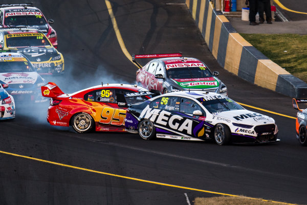 2017 Supercars Championship Round 9. 
Sydney SuperSprint, Sydney Motorsport Park, Eastern Creek, Australia.
Friday 18th August to Sunday 20th August 2017.
Jason Bright, Prodrive Racing Australia Ford, Will Davison, Tekno Autosports Holden.
World Copyright: Daniel Kalisz/LAT Images
Ref: Digital Image 190817_VASCR9_DKIMG_3651.jpg