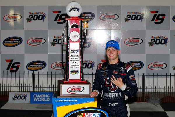 17-18 June, 2016, Newton, Iowa USA
William Byron celebrates in victory lane
?2016, Russell LaBounty
LAT Photo USA
17-18 June, 2016, Newton, Iowa USA
William Byron celebrates in victory lane
?2016, Russell LaBounty
LAT Photo USA