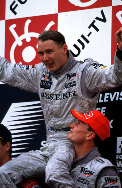 Japanese Grand Prix.
Suzuka, Japan.
30/10-1/11 1998.
Mika Hakkinen celebrates with David Coulthard (both McxLaren Mercedes-Benz) after finishing in 1st position clinching the World Championship.
World Copyright - LAT Photographic

