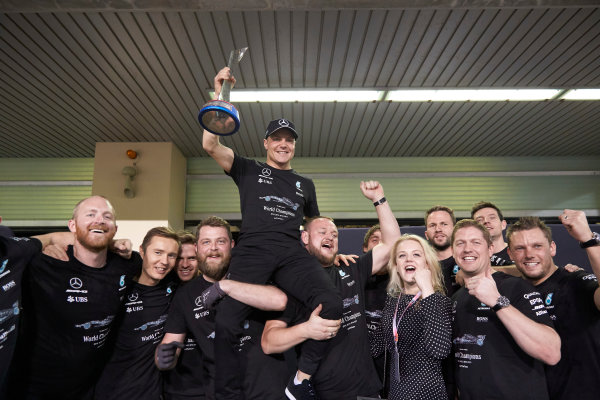 Yas Marina Circuit, Abu Dhabi, United Arab Emirates.
Sunday 26 November 2017.
Valtteri Bottas, Mercedes AMG, 1st Position, celebrates with his team and his wife Emilia.
World Copyright: Steve Etherington/LAT Images 
ref: Digital Image SNE13546