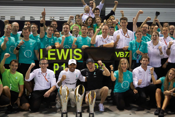 Marina Bay Circuit, Marina Bay, Singapore.
Sunday 17 September 2017.
Lewis Hamilton, Mercedes AMG, 1st Position, Valtteri Bottas, Mercedes AMG, 3rd Position, and the Mercedes team celebrate victory.
World Copyright: Steve Etherington/LAT Images 
ref: Digital Image SNE19551