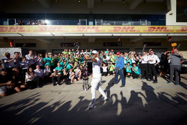 Circuit of the Americas, Austin, Texas, United States of America.
Sunday 22 October 2017.
Lewis Hamilton, Mercedes AMG, 1st Position, and the Mercedes team celebrate victory in the race and the Constructors Championship.
World Copyright: Steve Etherington/LAT Images
ref: Digital Image SNE19848 Circuit of the Americas, Austin, Texas, United States of America.
Sunday 22 October 2017.
Lewis Hamilton, Mercedes AMG, 1st Position, and the Mercedes team celebrate victory in the race and the Constructors Championship.
World Copyright: Steve Etherington/LAT Images
ref: Digital Image SNE19848