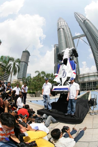 2007 Malaysian Grand Prix. Preview.
Sepang, Kuala Lumpur. Malaysia.
3rd April 2007.
Nick Heidfeld and Robert Kubica, Sauber F1.07-BMW, stand in front of the Petronas Towers, portrait.
World Copyright: Glenn Dunbar/LAT Photographic.
ref: Digital Image YY8P0300 2007 Malaysian Grand Prix. Preview.
Sepang, Kuala Lumpur. Malaysia.
3rd April 2007.
Nick Heidfeld and Robert Kubica, Sauber F1.07-BMW, stand in front of the Petronas Towers, portrait.
World Copyright: Glenn Dunbar/LAT Photographic.
ref: Digital Image YY8P0300