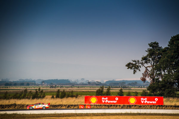 2017 Supercars Championship Round 2.
Tasmania SuperSprint, Simmons Plains Raceway, Tasmania, Australia.
Friday April 7th to Sunday April 9th 2017.
Scott McLaughlin drives the #17 Shell V-Power Racing Team Ford Falcon FGX.
World Copyright: Daniel Kalisz/LAT Images
Ref: Digital Image 070417_VASCR2_DKIMG_1562.JPG 2017 Supercars Championship Round 2.
Tasmania SuperSprint, Simmons Plains Raceway, Tasmania, Australia.
Friday April 7th to Sunday April 9th 2017.
Scott McLaughlin drives the #17 Shell V-Power Racing Team Ford Falcon FGX.
World Copyright: Daniel Kalisz/LAT Images
Ref: Digital Image 070417_VASCR2_DKIMG_1562.JPG