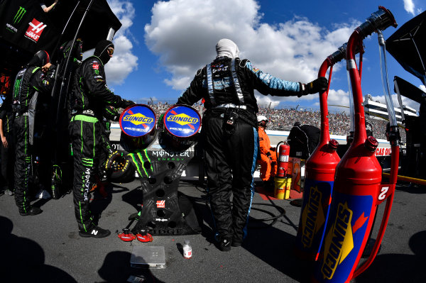 Monster Energy NASCAR Cup Series
Apache Warrior 400
Dover International Speedway, Dover, DE USA
Sunday 1 October 2017
Kurt Busch, Stewart-Haas Racing, Monster Energy/Haas Automation Ford Fusion crew
World Copyright: Rusty Jarrett
LAT Images Monster Energy NASCAR Cup Series
Apache Warrior 400
Dover International Speedway, Dover, DE USA
Sunday 1 October 2017
Kurt Busch, Stewart-Haas Racing, Monster Energy/Haas Automation Ford Fusion crew
World Copyright: Rusty Jarrett
LAT Images