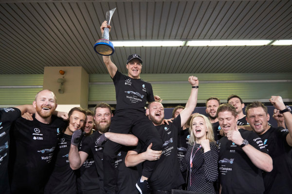 Yas Marina Circuit, Abu Dhabi, United Arab Emirates.
Sunday 26 November 2017.
Valtteri Bottas, Mercedes AMG, 1st Position, celebrates with his team and his wife Emilia.
World Copyright: Steve Etherington/LAT Images
ref: Digital Image SNE13548 Yas Marina Circuit, Abu Dhabi, United Arab Emirates.
Sunday 26 November 2017.
Valtteri Bottas, Mercedes AMG, 1st Position, celebrates with his team and his wife Emilia.
World Copyright: Steve Etherington/LAT Images
ref: Digital Image SNE13548