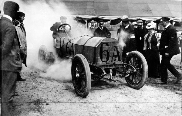 1906 French Grand Prix.
Le Mans, France.
26-27 June 1906.
Camille Jenatzy (Mercedes 120) 10th position.
Published-Autocar 7/7/1906 p10. Ref-S65-3371.
A Race Through Time exhibition number 68.
World Copyright - LAT Photographic
1906 French Grand Prix.
Le Mans, France.
26-27 June 1906.
Camille Jenatzy (Mercedes 120) 10th position.
Published-Autocar 7/7/1906 p10. Ref-S65-3371.
A Race Through Time exhibition number 68.
World Copyright - LAT Photographic