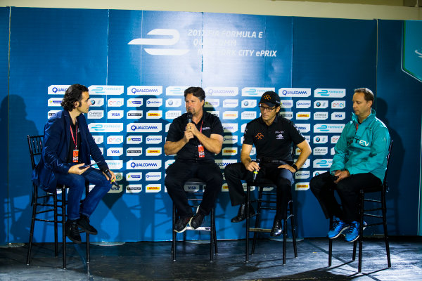 2016/2017 FIA Formula E Championship.
Round 9 - Brooklyn, New York City, United States of America
Friday 14 July 2017.
Dario Franchitti with Michael Andretti, Jay Penske and Gerry Hughes.
Photo: Sam Bloxham/LAT/Formula E
ref: Digital Image _J6I2587 2016/2017 FIA Formula E Championship.
Round 9 - Brooklyn, New York City, United States of America
Friday 14 July 2017.
Dario Franchitti with Michael Andretti, Jay Penske and Gerry Hughes.
Photo: Sam Bloxham/LAT/Formula E
ref: Digital Image _J6I2587