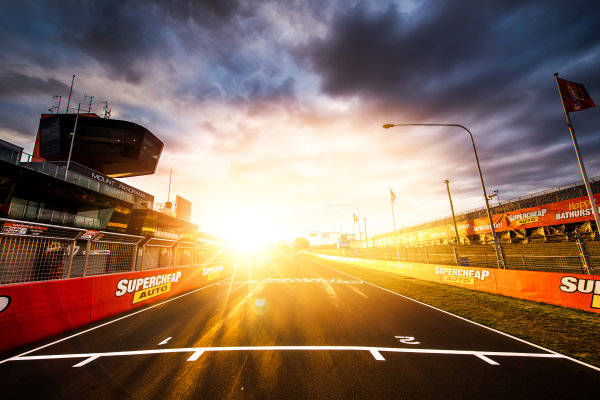 2017 Supercars Championship Round 11. 
Bathurst 1000, Mount Panorama, New South Wales, Australia.
Tuesday 3rd October to Sunday 8th October 2017.
Start finish line.
World Copyright: Daniel Kalisz/LAT Images
Ref: Digital Image 031017_VASCR11_DKIMG_0072.jpg