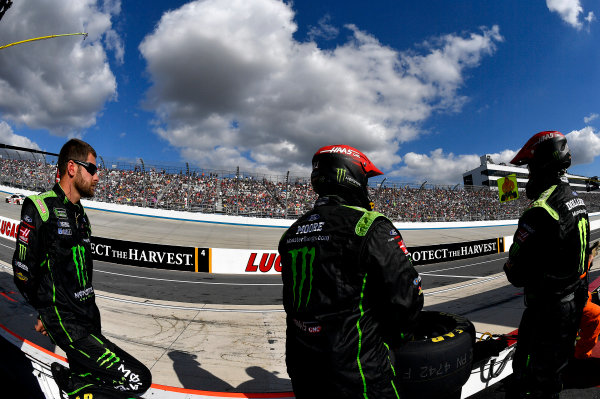 Monster Energy NASCAR Cup Series
Apache Warrior 400
Dover International Speedway, Dover, DE USA
Sunday 1 October 2017
Kurt Busch, Stewart-Haas Racing, Monster Energy/Haas Automation Ford Fusion crew
World Copyright: Rusty Jarrett
LAT Images Monster Energy NASCAR Cup Series
Apache Warrior 400
Dover International Speedway, Dover, DE USA
Sunday 1 October 2017
Kurt Busch, Stewart-Haas Racing, Monster Energy/Haas Automation Ford Fusion crew
World Copyright: Rusty Jarrett
LAT Images